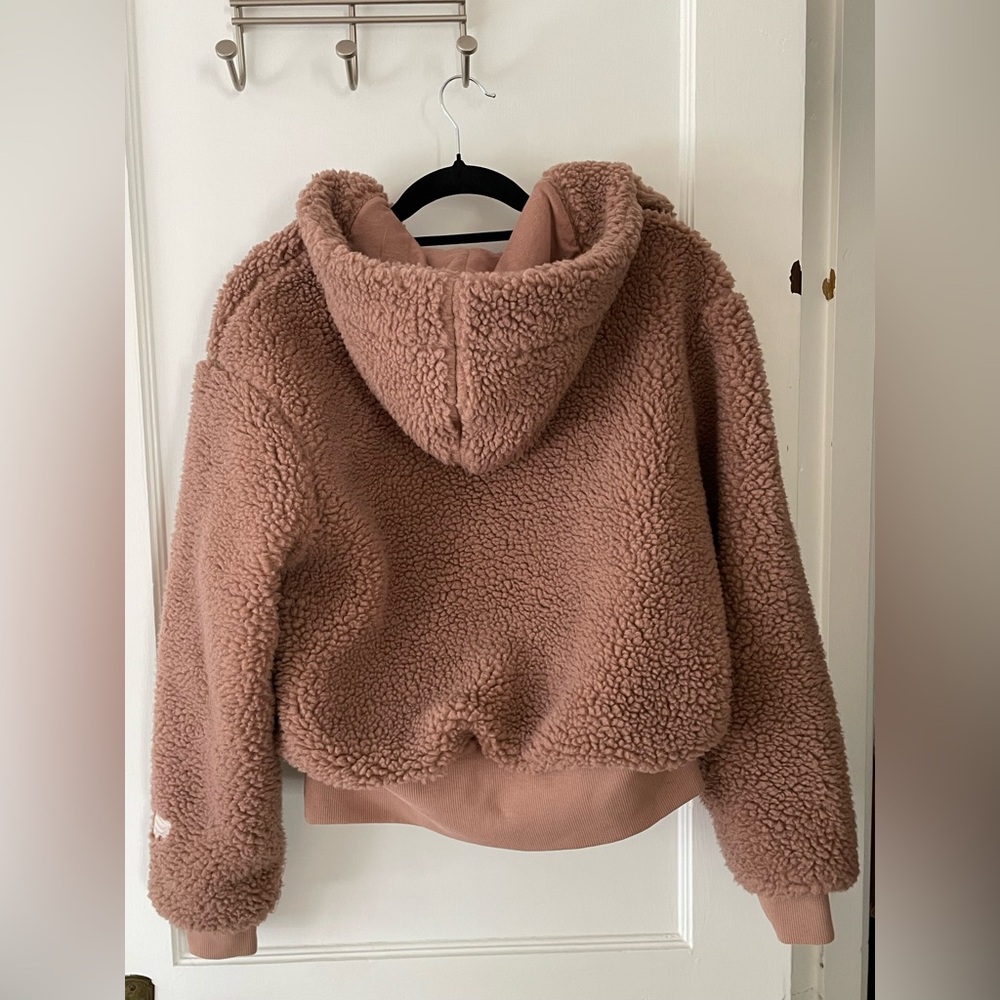 Fabletics Summit Teddy Jacket – Size Small
✨ Excellent Preloved Condition! ✨ - Picture 5 of 6